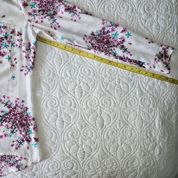 Candie's Floral and Lace Button Up Blouse in a Misses size Small - Picture 11 of 13